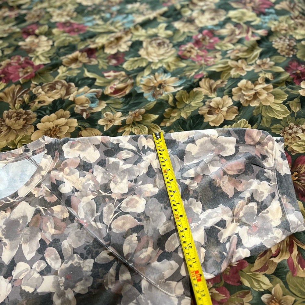 Zac & Rachel brand plus-size blouse top, with a floral print and 3/4 sleeves - Picture 9 of 12